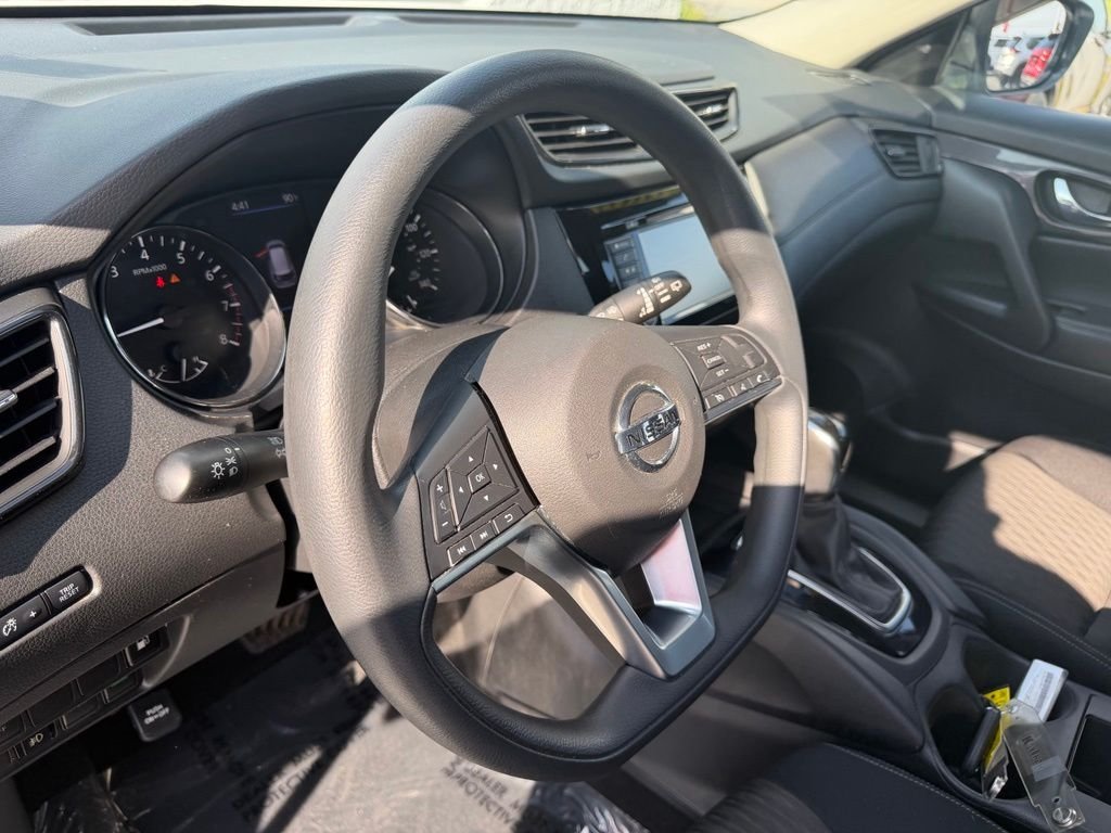 Used 2018 White Nissan S image 17