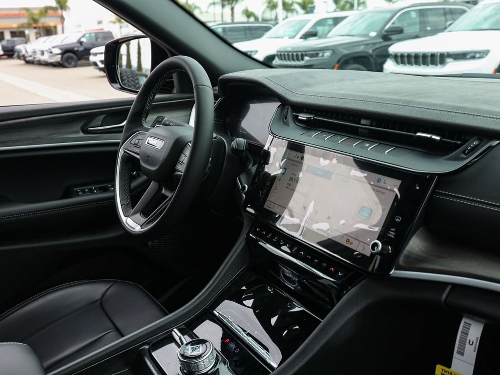 New 2026 Diamond Black Crystal Pearl-Coat Exterior Paint Jeep Limited image 19