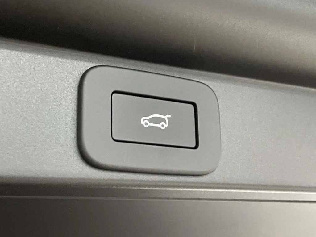 New 2026 Santorini Black Land Rover SE image 21