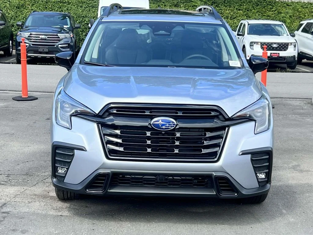 Used 2025 Ice Silver Metallic Subaru Onyx Edition Touring image 3