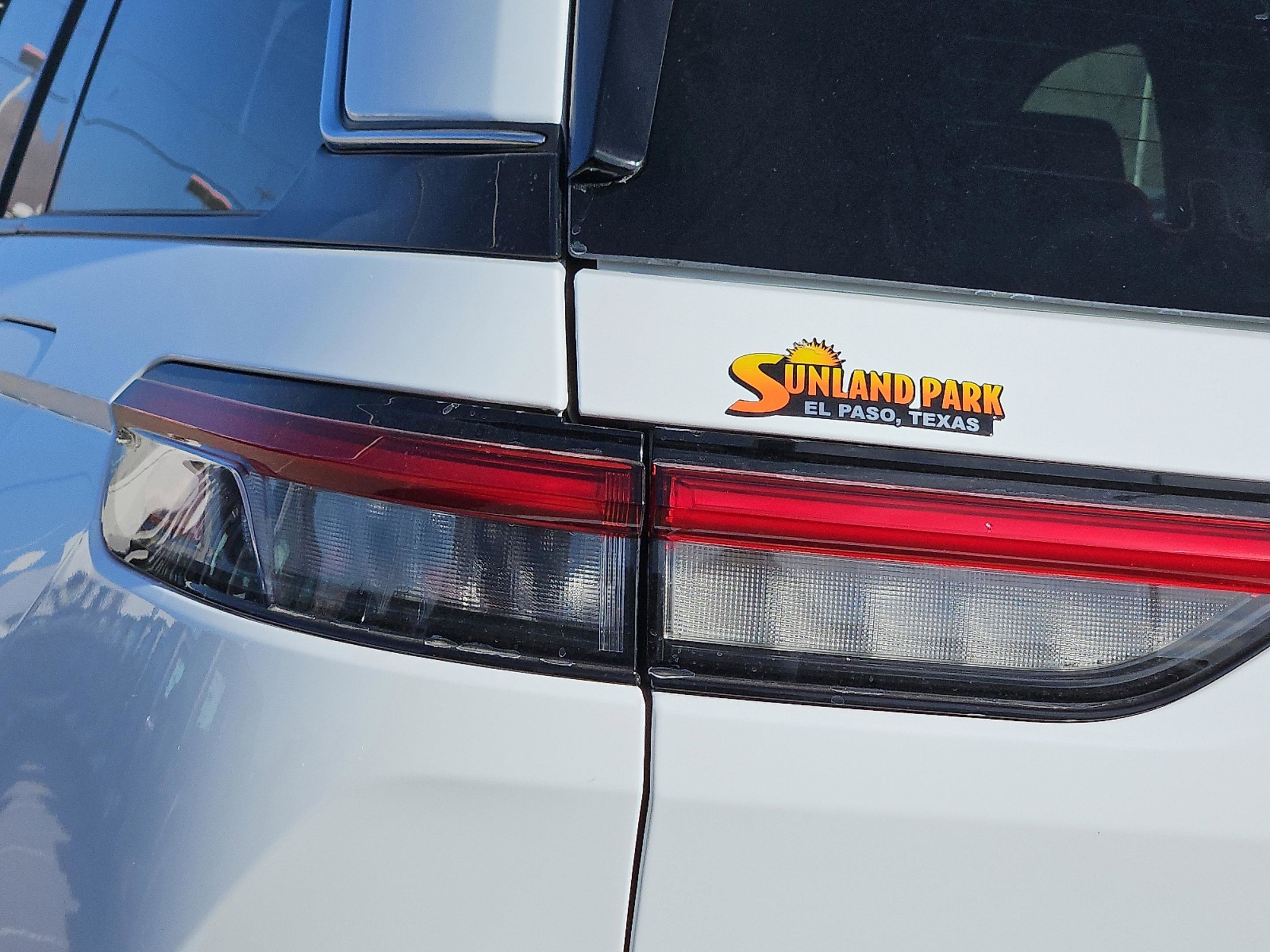 New 2025 Bright White Clear-Coat Exterior Paint Jeep Laredo image 11