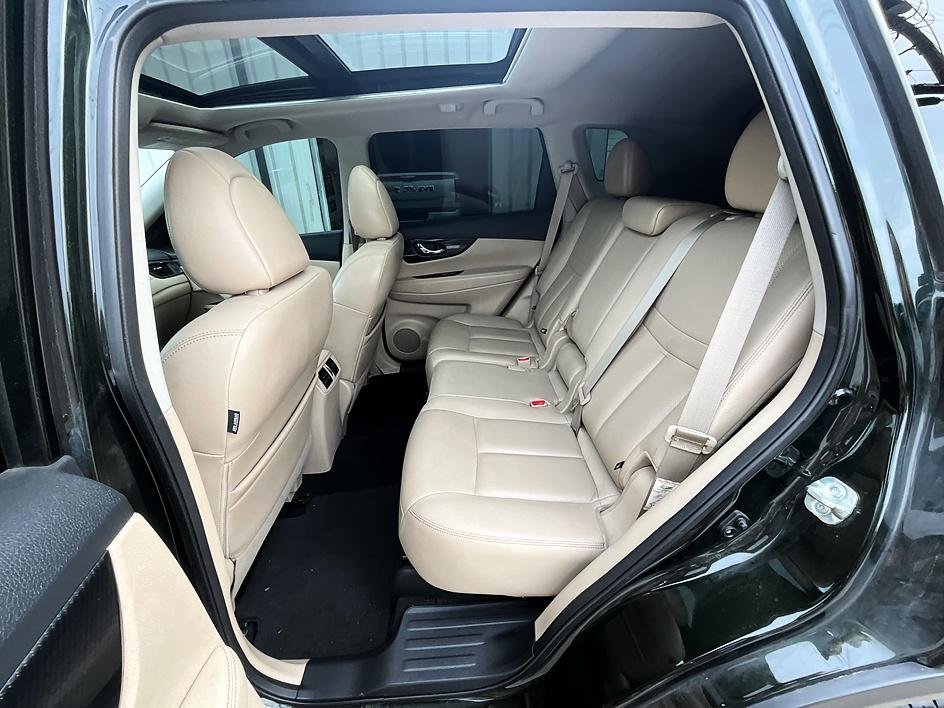 Used 2018 Green Nissan SL image 28
