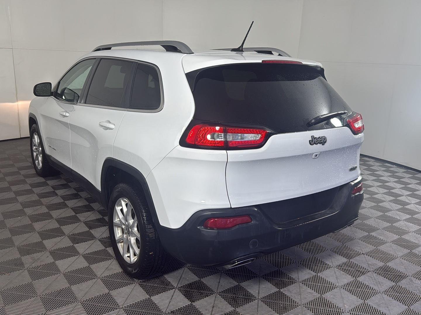 Used 2015 Bright White Clearcoat Jeep Latitude image 9