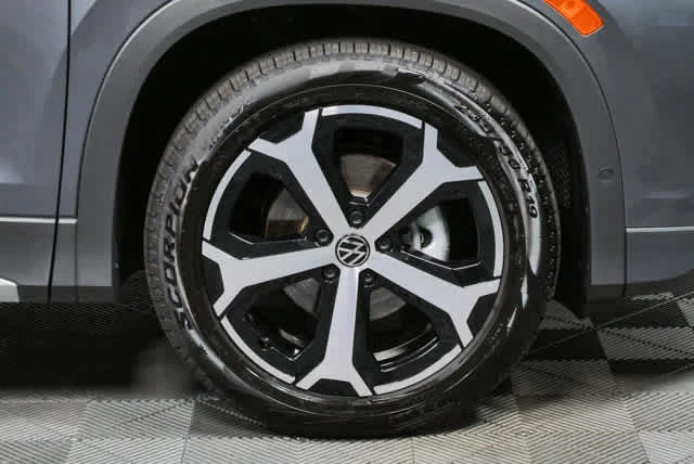 New 2026 Platinum Gray Metallic Volkswagen SE image 36