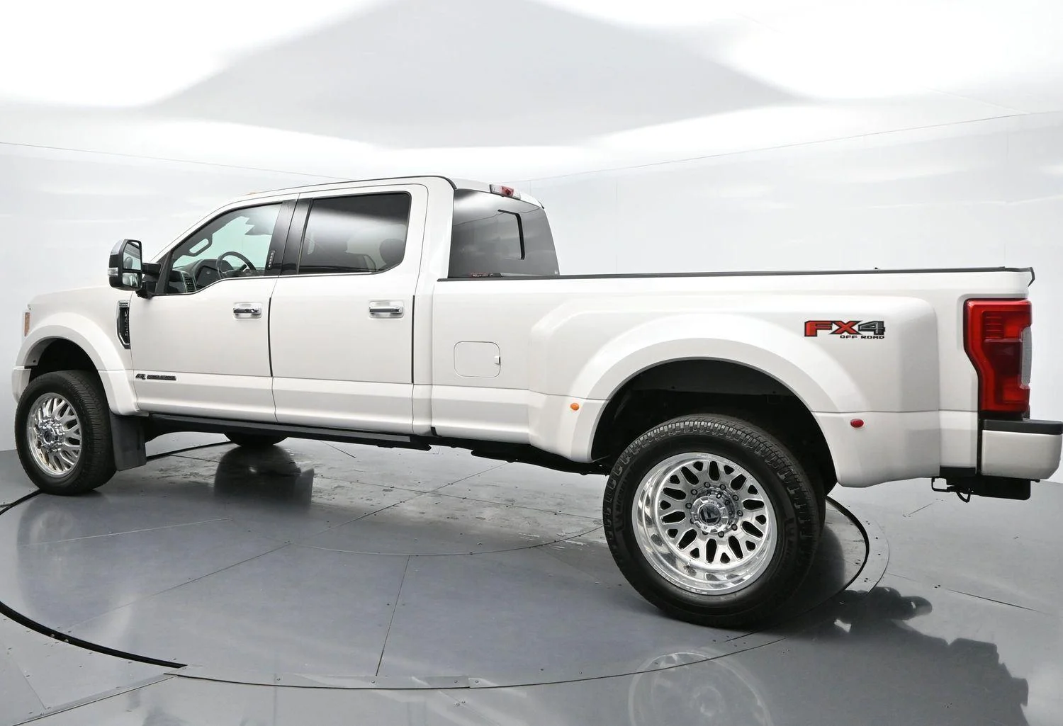 Used 2019 White Platinum Metallic Tri-Coat Ford Platinum image 5