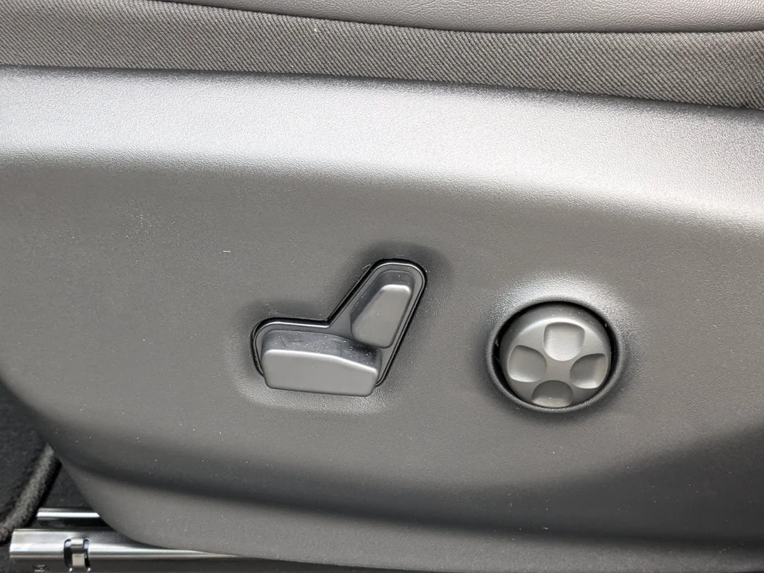 New 2026 White Chrysler SXT - - FWD - Power Liftgate - Power Sliding Doors - Leather & More! image 15