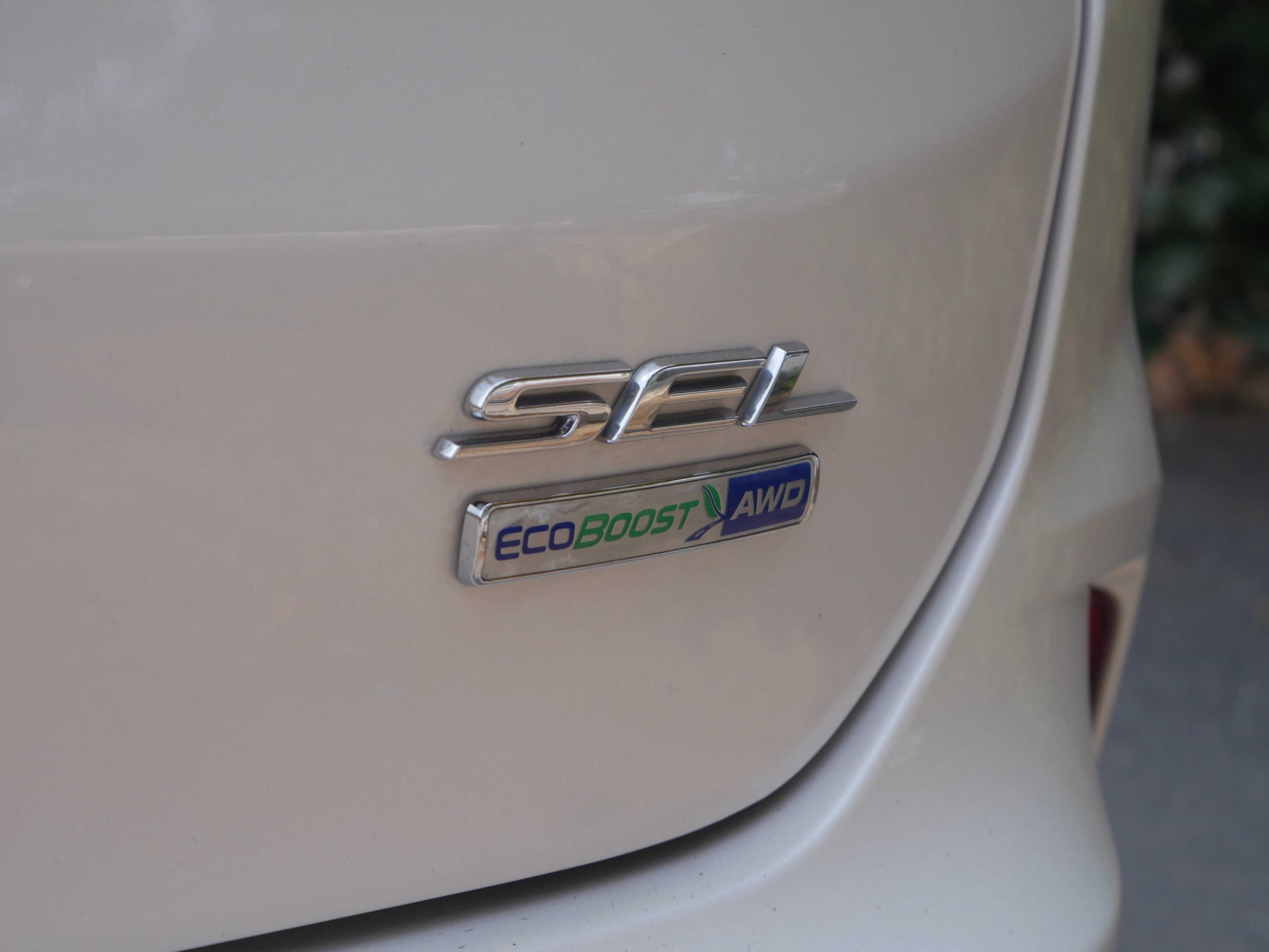 Used 2019 White Platinum Clearcoat Metallic Ford SEL image 19