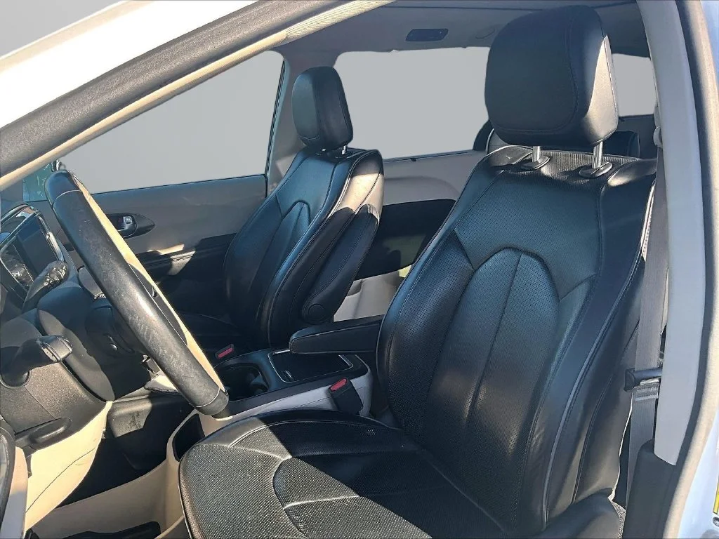 Used 2018 White Chrysler Limited image 23