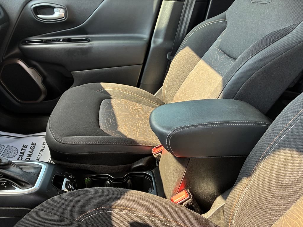 Used 2023 White Jeep Latitude image 18