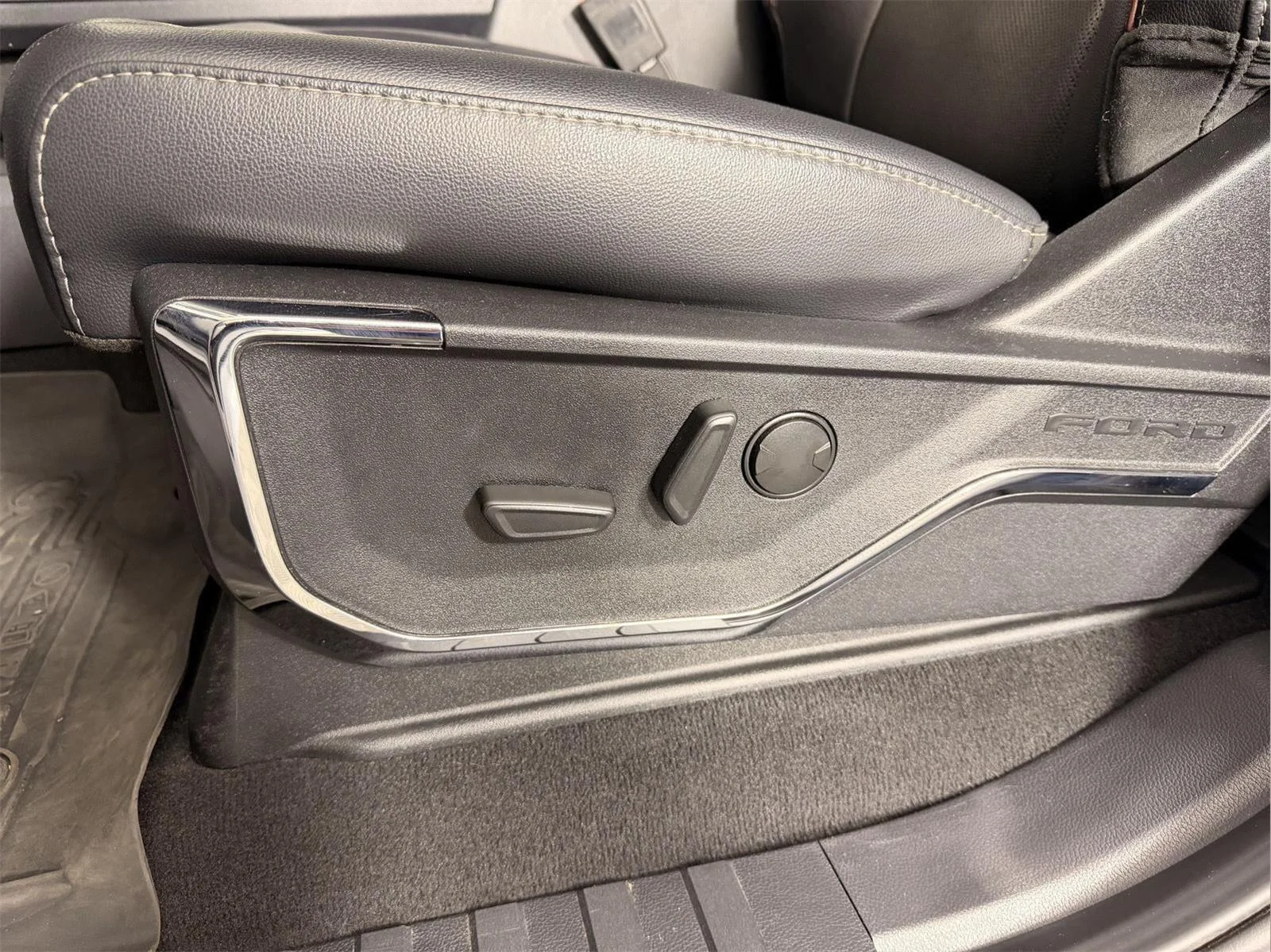 Used 2024 Oxford White Ford LARIAT image 12