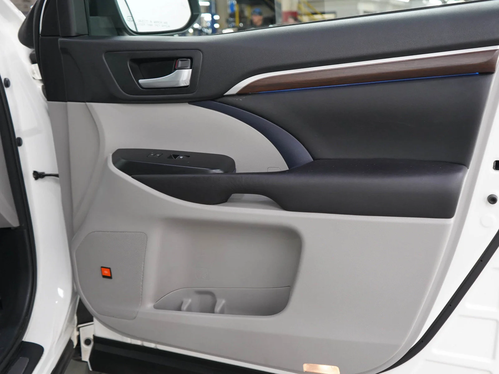 Used 2016 Blizzard Pearl Toyota  image 9