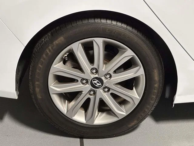 Used 2015 Quartz White Pearl Hyundai SE image 12