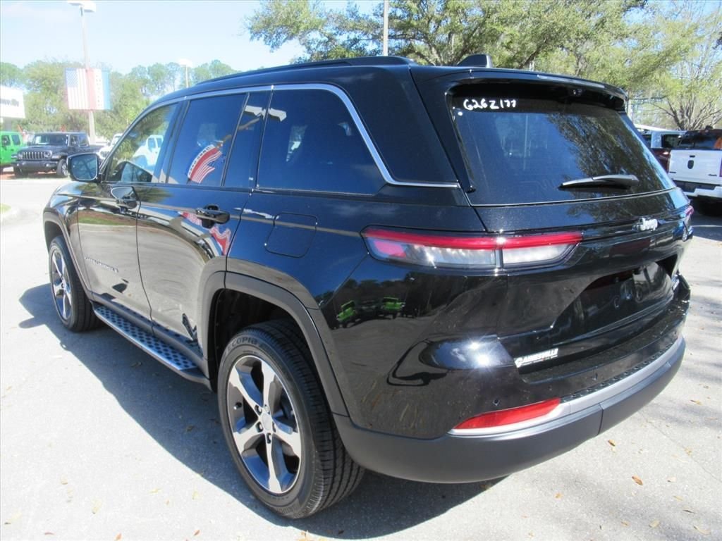 New 2026 Diamond Black Crystal Pearl-Coat Exterior Paint Jeep Limited image 5