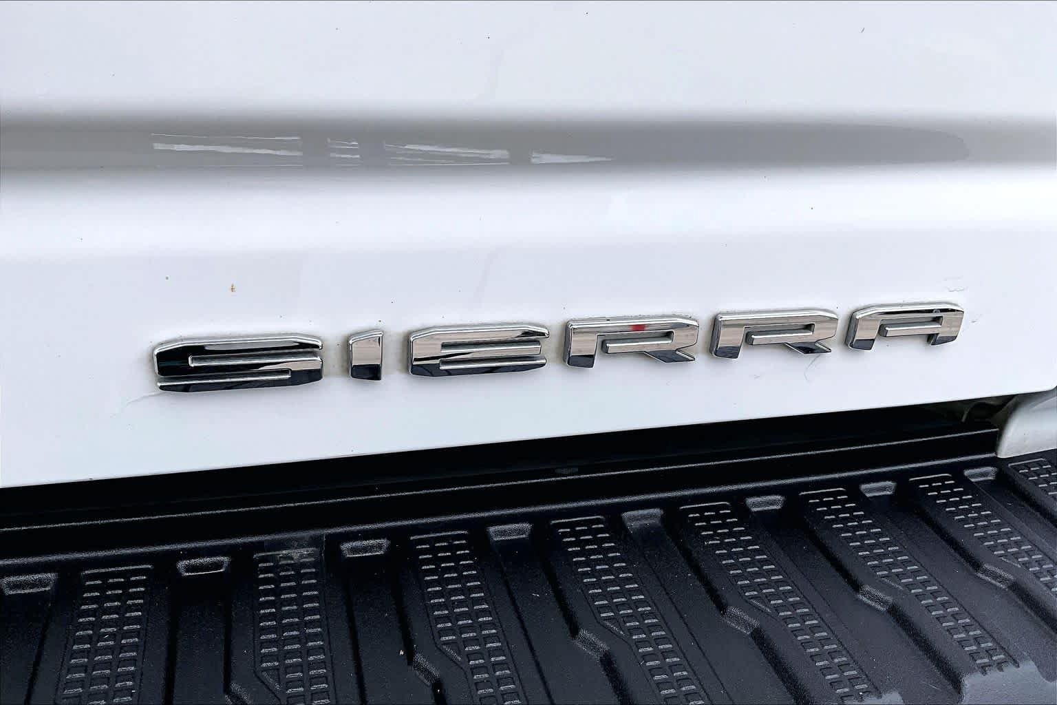 Used 2022 Summit White GMC Denali image 31