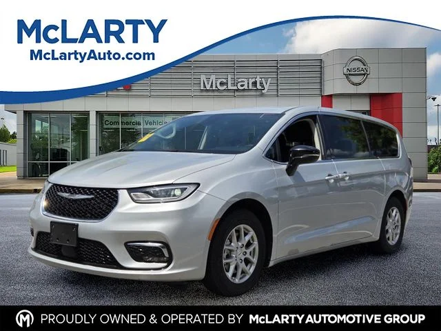 2024 Chrysler Pacifica Touring L's photo
