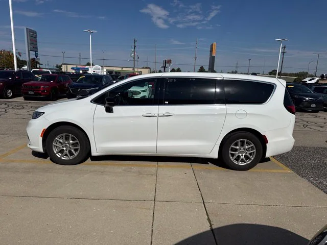 Used 2025 White Chrysler Select image 3