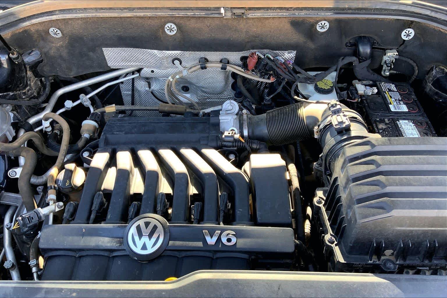 Used 2019 Deep Black Pearl Volkswagen 3.6L V6 SE image 32