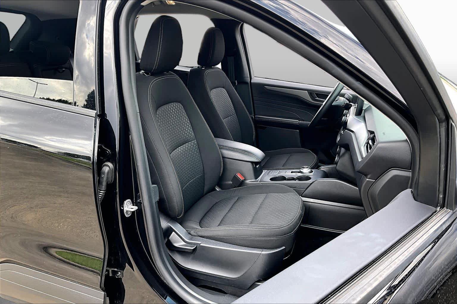 Used 2025 Agate Black Metallic Ford Active image 8