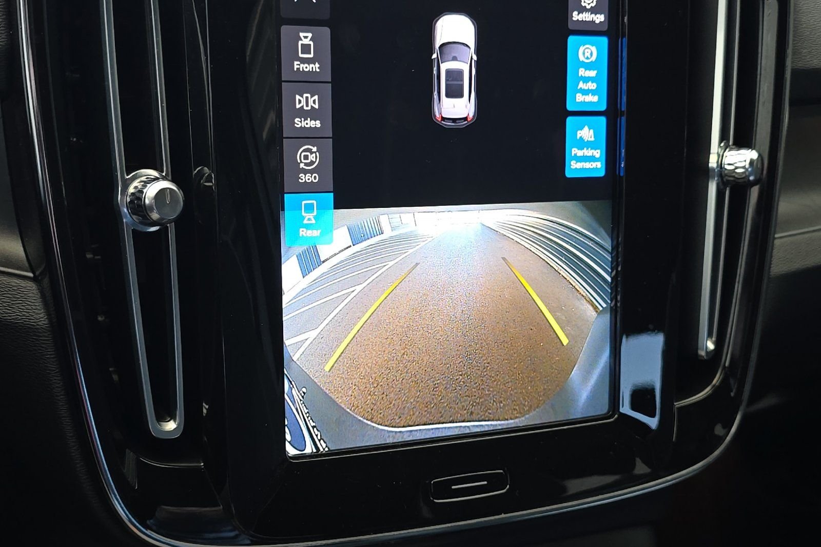 Used 2023 White Volvo Twin Plus image 22