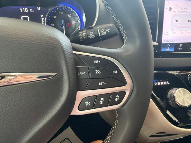 Used 2023 Silver Mist Clearcoat Chrysler  image 26