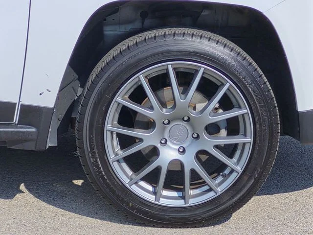 Used 2014 White Jeep Latitude image 9