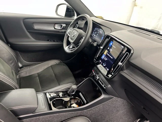 Used 2021 White Volvo R-Design image 23