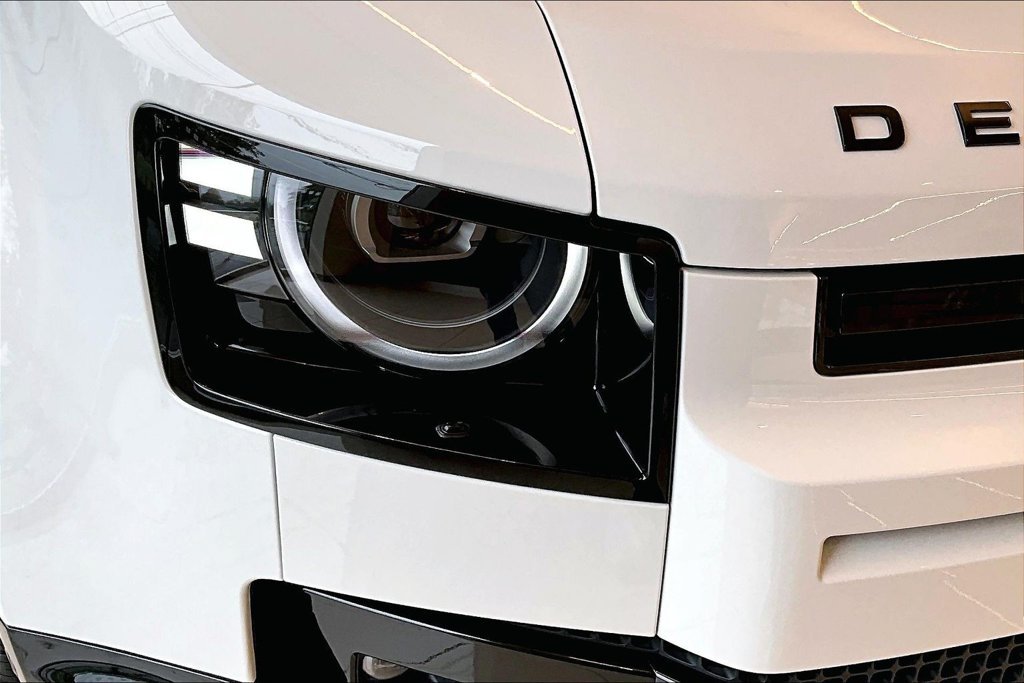 New 2026 White Land Rover X-Dynamic SE image 20