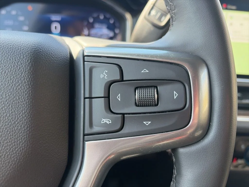 Used 2025 White Chevrolet LT image 31