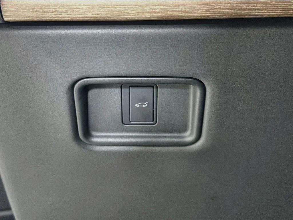 Used 2024 White Land Rover SE image 10