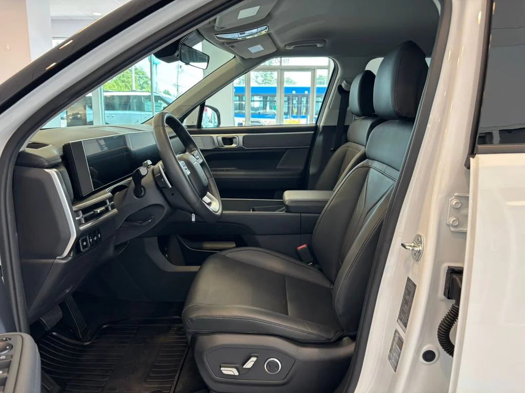 Used 2025 White Hyundai SEL image 12