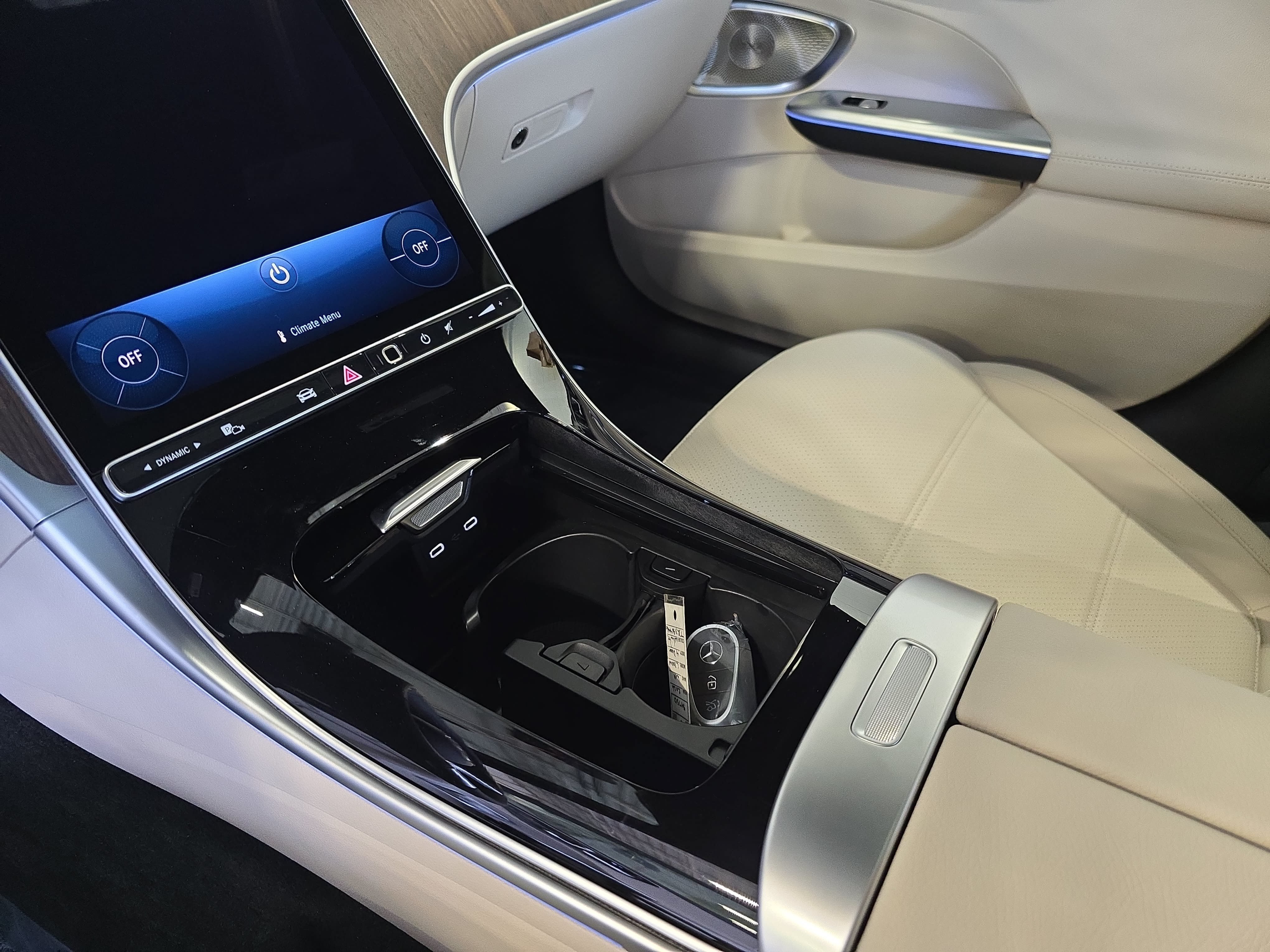 New 2026 MANUFAKTUR Moonlight White Metallic Mercedes-Benz C300 image 26