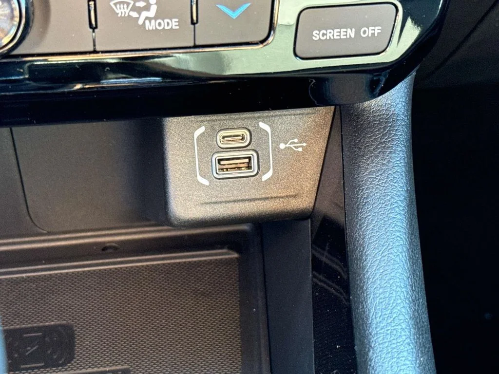 New 2026 White Jeep Latitude image 28