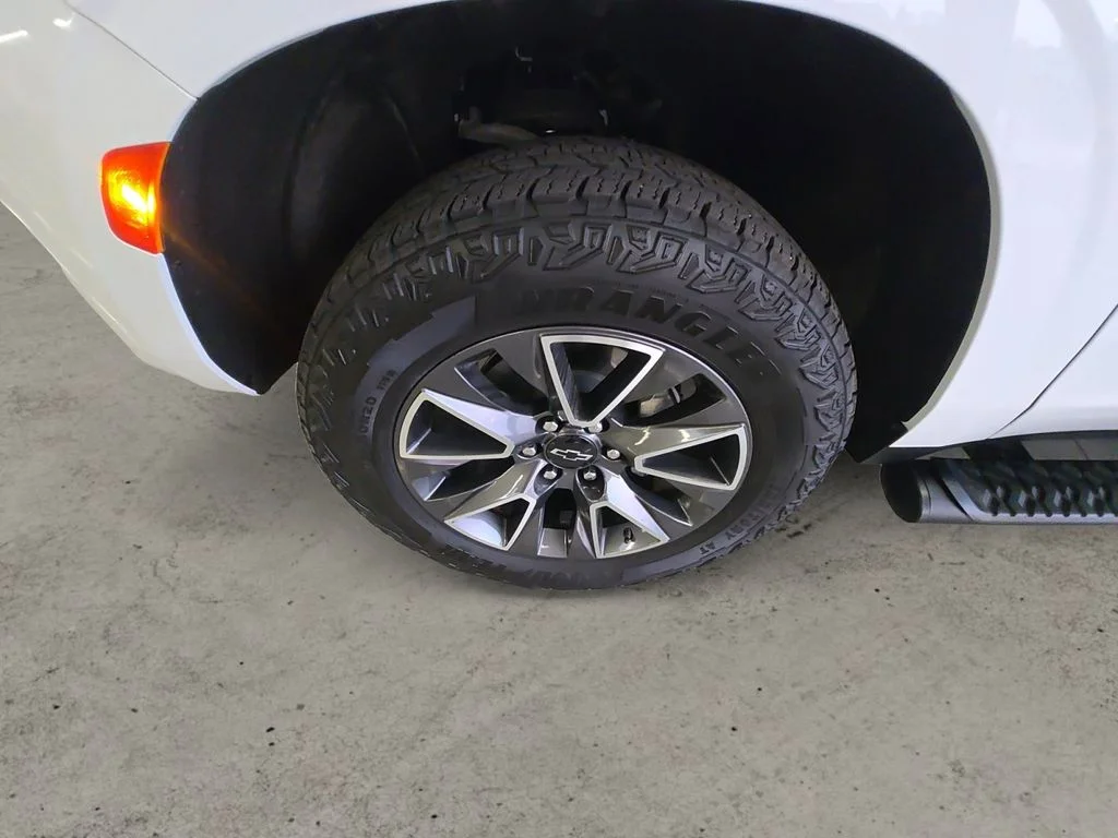 Used 2024 White Chevrolet Z71 image 9