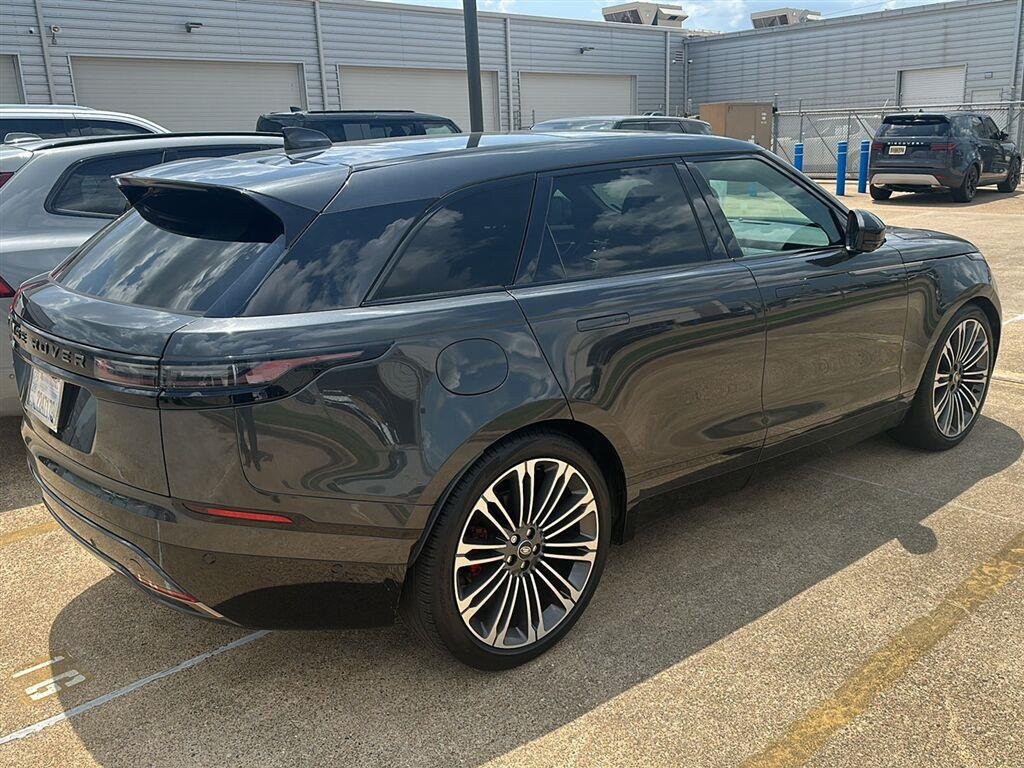 Used 2024 Arroios Grey Metallic Land Rover Dynamic SE image 5