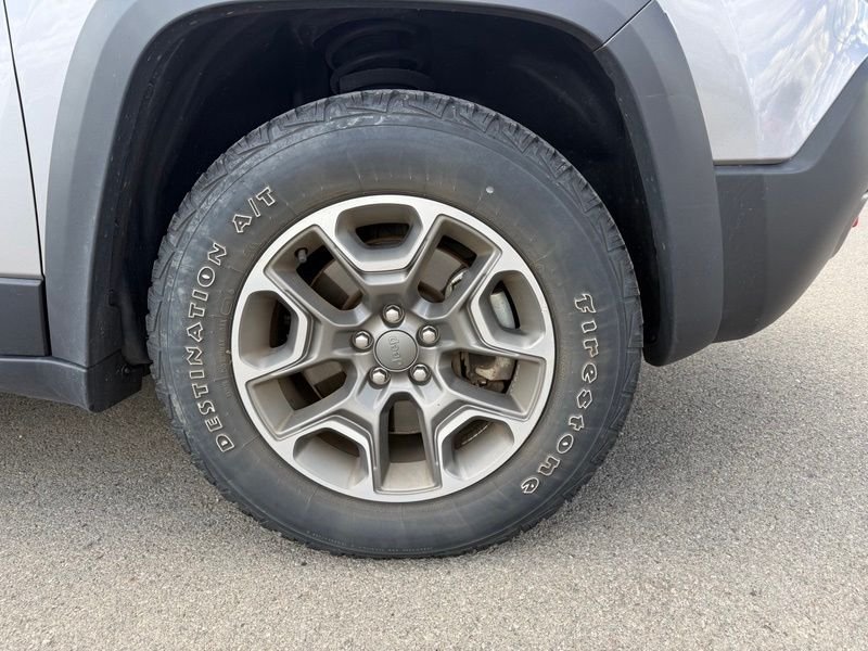 Used 2022 Silver Jeep Trailhawk image 4