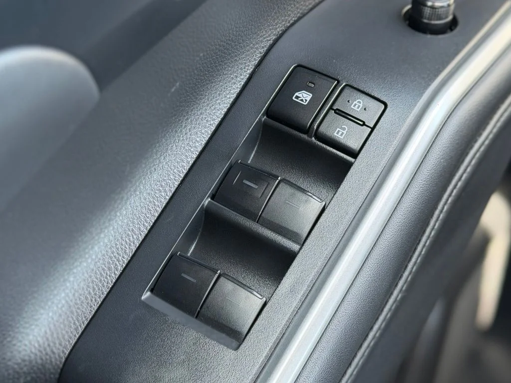 Used 2022  Toyota XLE image 25