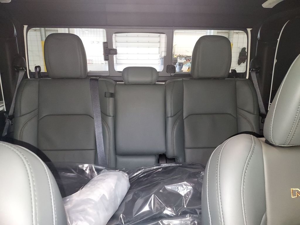 New 2026 Bright White Clear-Coat Exterior Paint Jeep Mojave X image 13