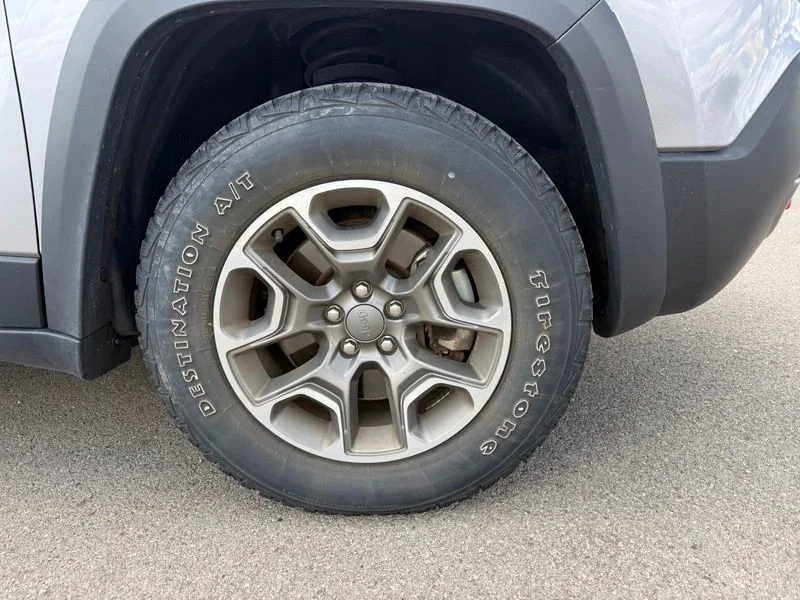 Used 2022 Silver Jeep Trailhawk image 4