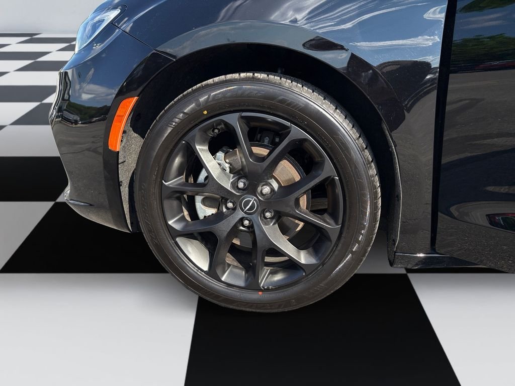 Used 2025 Black Chrysler Limited image 14