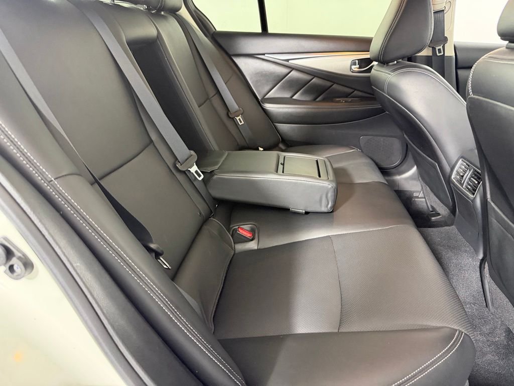 Used 2023 White INFINITI LUXE image 29