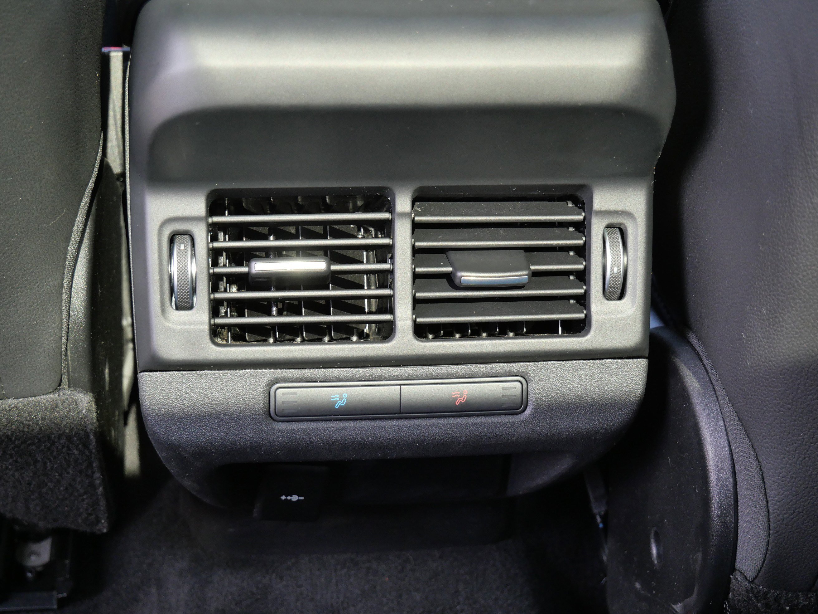 Used 2023 Fuji White Land Rover R-Dynamic SE image 18