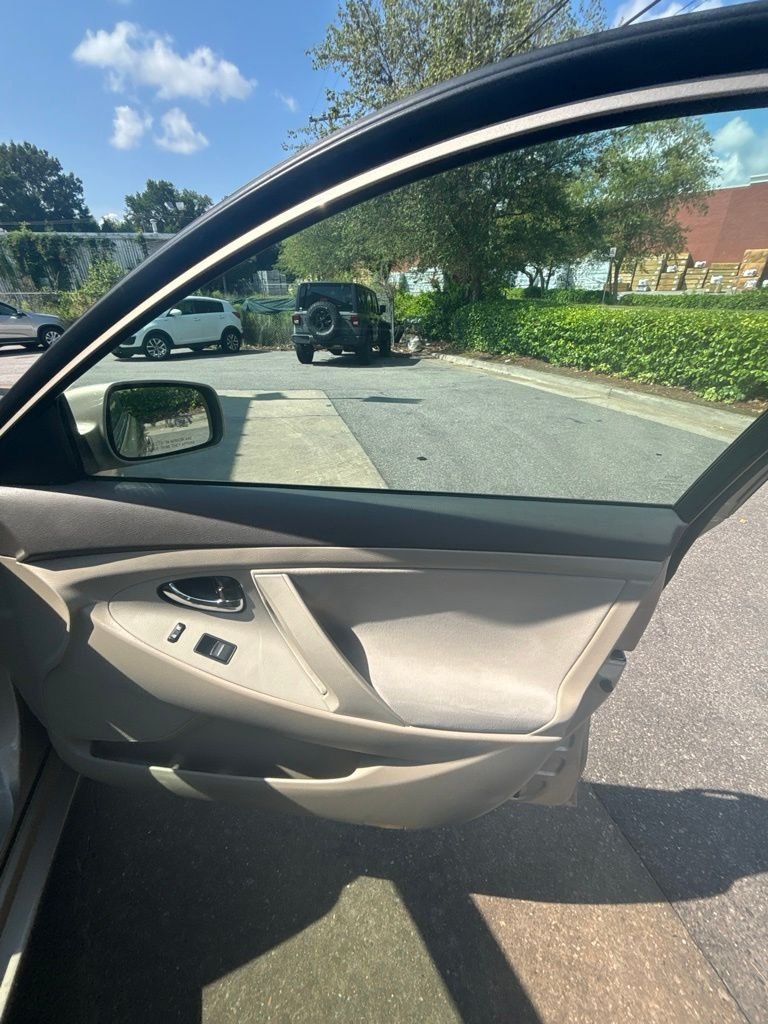 Used 2009 Gold Toyota LE image 23