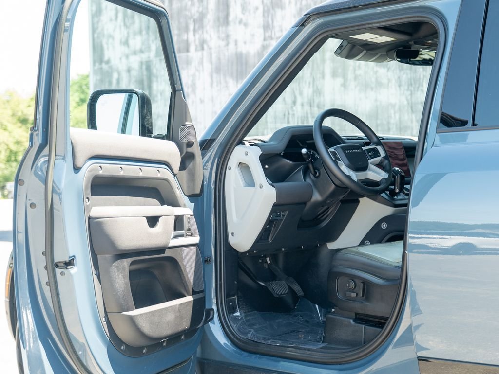 Used 2023 Blue Land Rover X-Dynamic SE image 11
