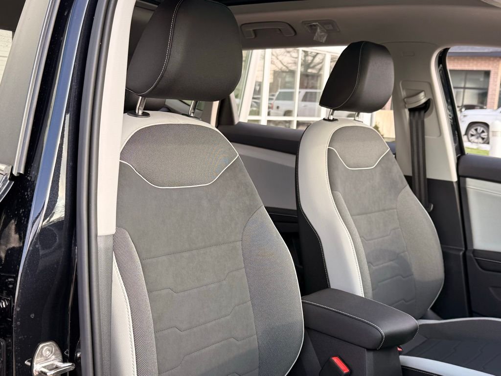 New 2026 Deep Black Pearl Volkswagen 1.5T SE image 24