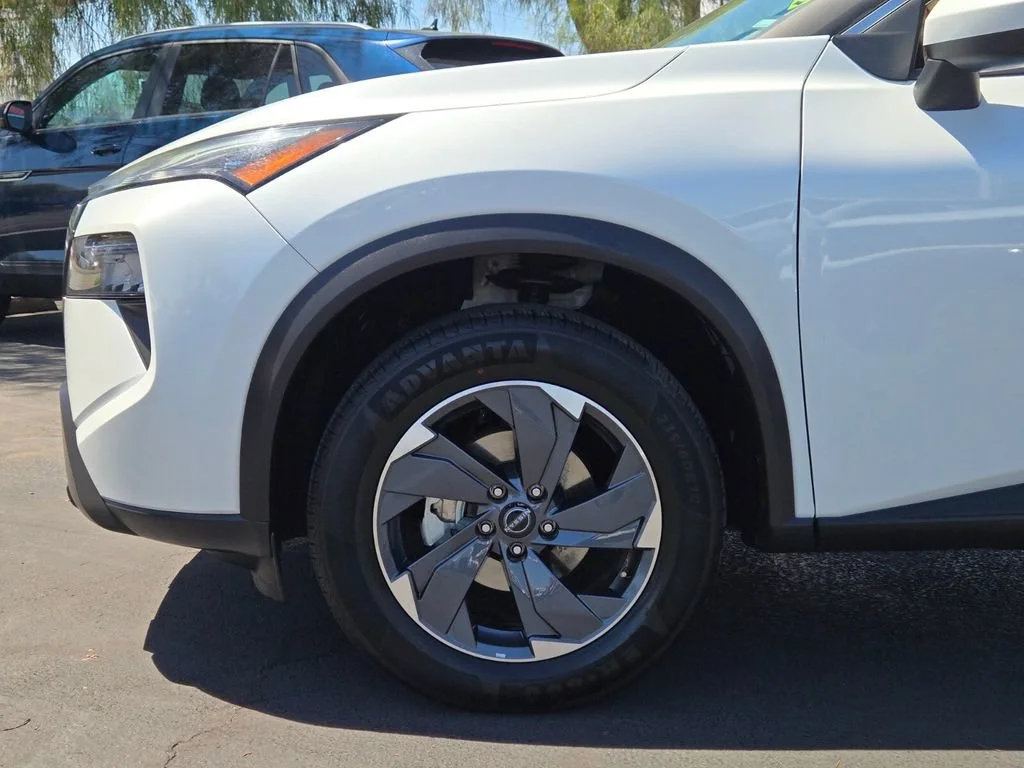 Used 2025 Everest White Pea Nissan SV image 9