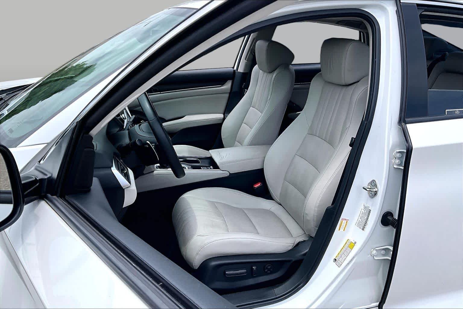 Used 2018 Platinum White Pearl Honda Touring 1.5T image 7