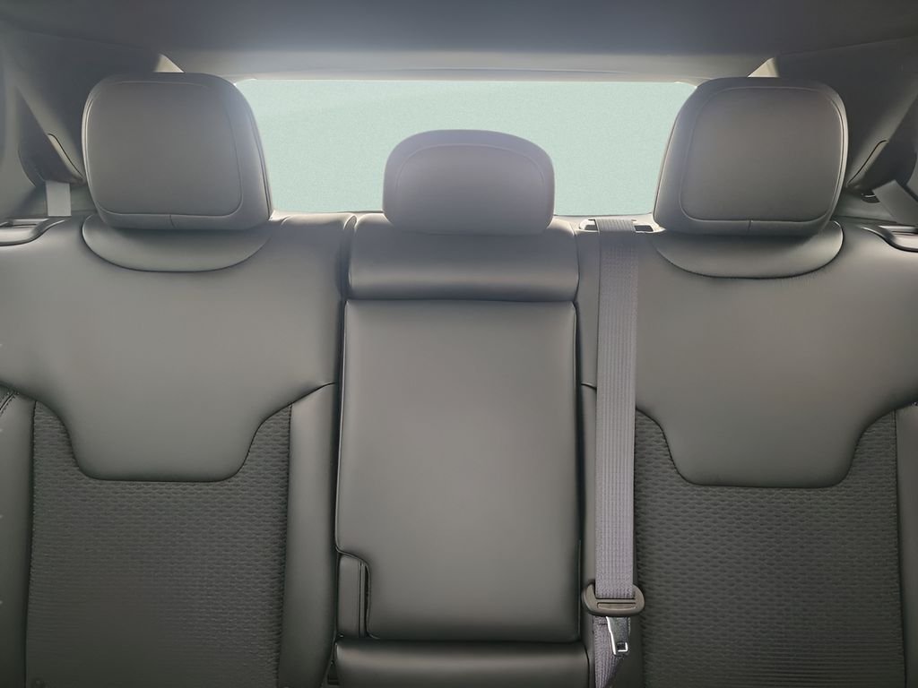 New 2026 Bright White Clear-Coat Exterior Paint Jeep Latitude image 13