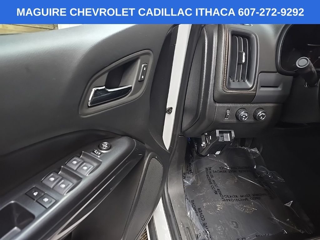Used 2022 White GMC AT4 w/Leather image 27