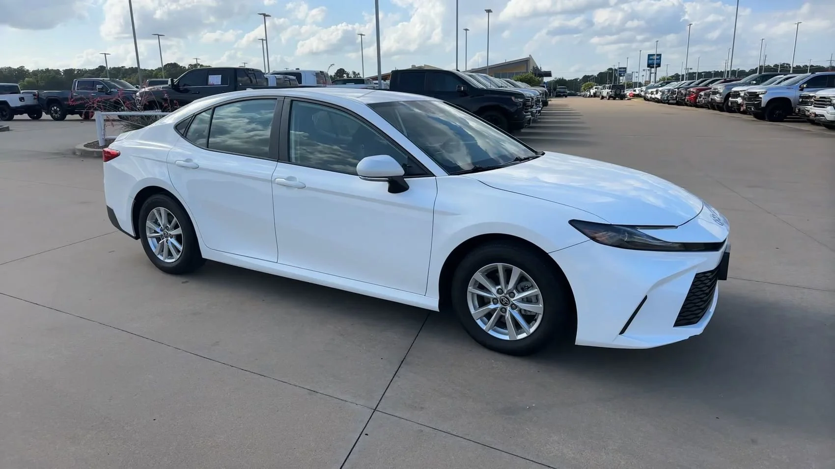 Used 2025 Ice Toyota LE image 3