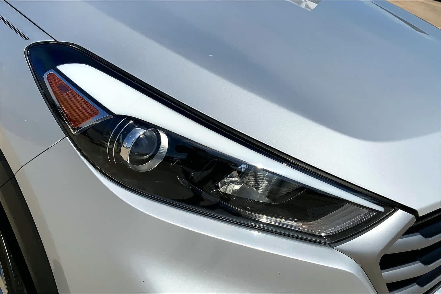 Used 2018 Molten Silver Hyundai SE image 27